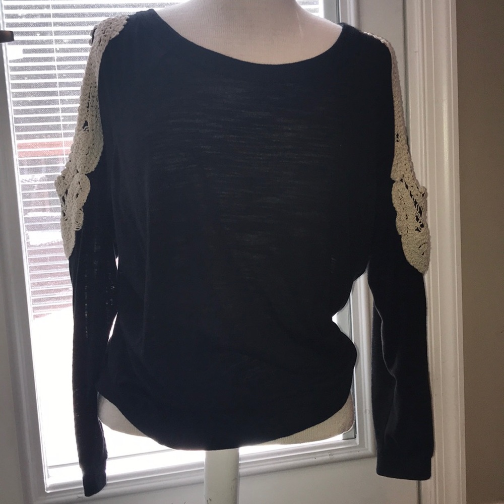 Cute cold-shoulder top with knit shoulder design.